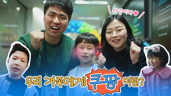 사진을 위해 포즈를 취하는 한 무리의 사람들