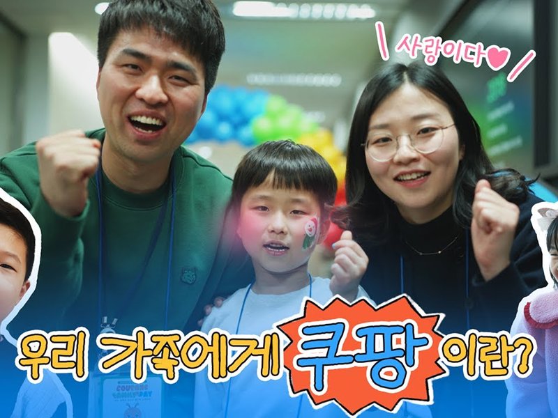 사진을 위해 포즈를 취하는 한 무리의 사람들