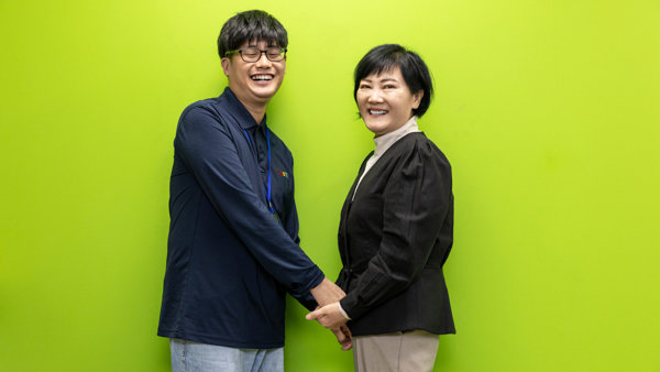 손을 잡고 있는 사람과 사람