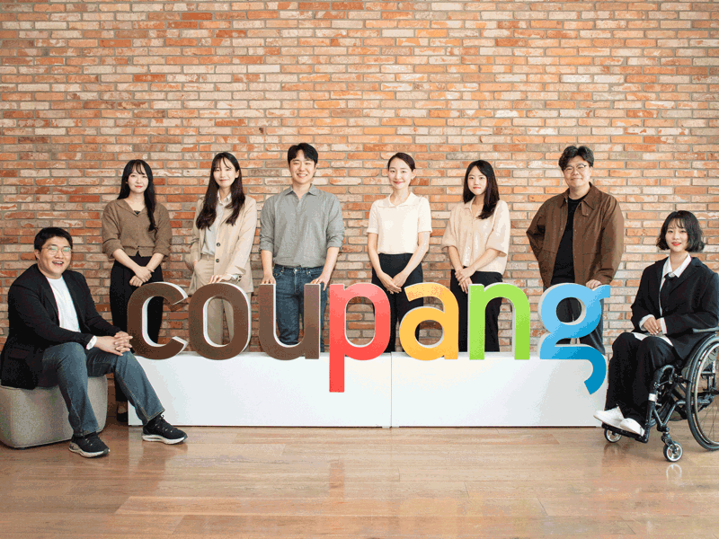 사진을 찍기 위해 포즈를 취하고 있는 한 무리의 사람들