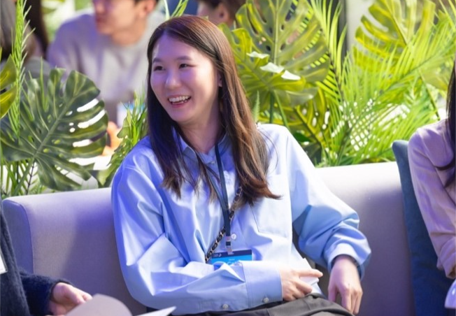 의류, 사람, 인간의 얼굴, 사람들이(가) 표시된 사진
자동 생성된 설명
