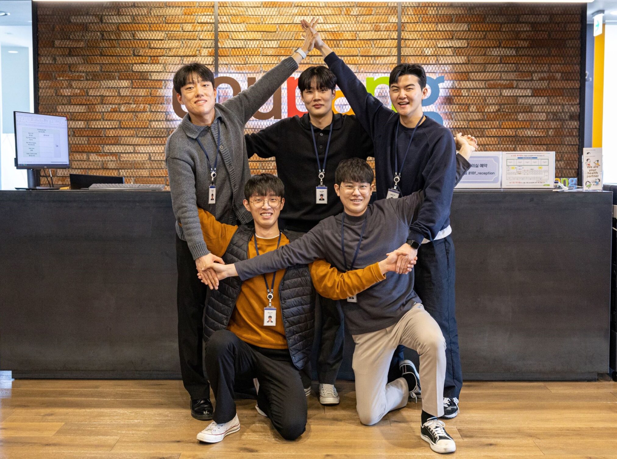 사진을 찍기 위해 포즈를 취하고 있는 한 무리의 사람들