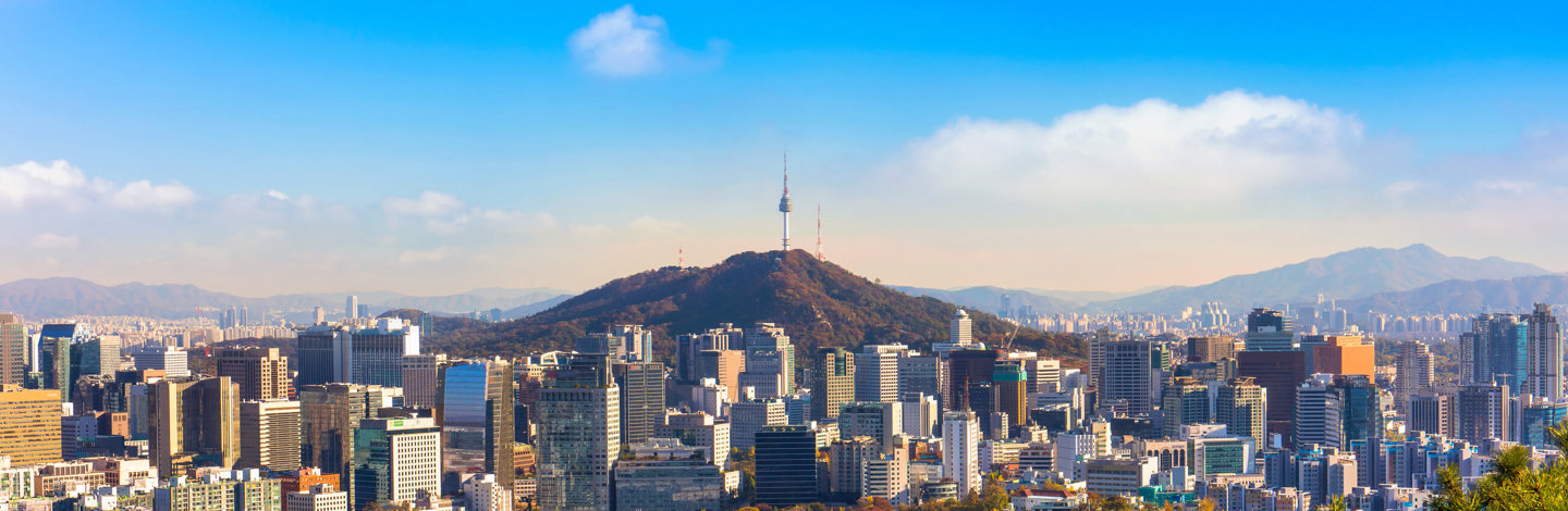 一座以小山為背景的城市