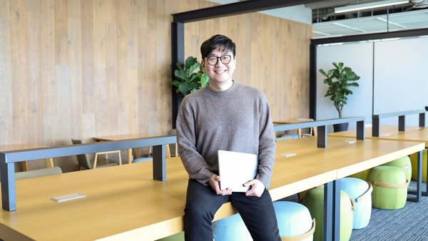 탁자 위에 앉아있는 사람