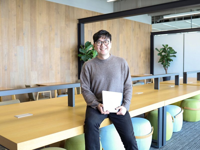 탁자 위에 앉아있는 사람