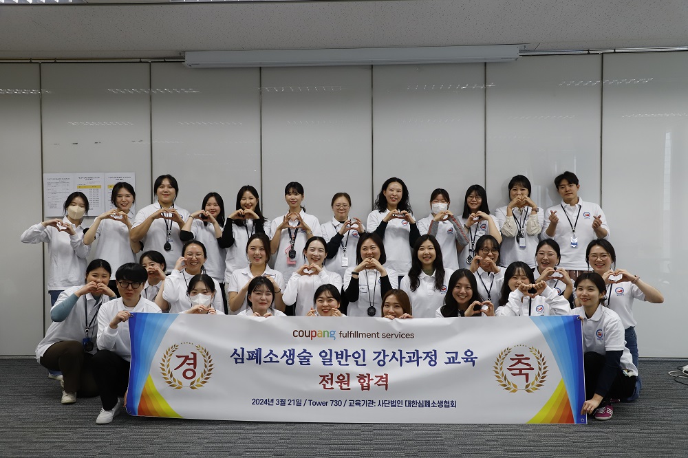 사진을 찍기 위해 포즈를 취하고 있는 한 무리의 사람들