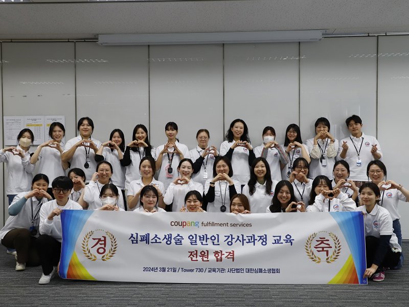 사진을 찍기 위해 포즈를 취하고 있는 한 무리의 사람들