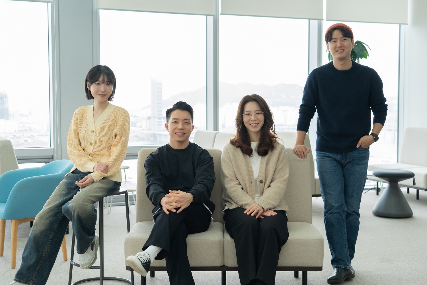 사진을 찍기 위해 포즈를 취하고 있는 한 무리의 사람들