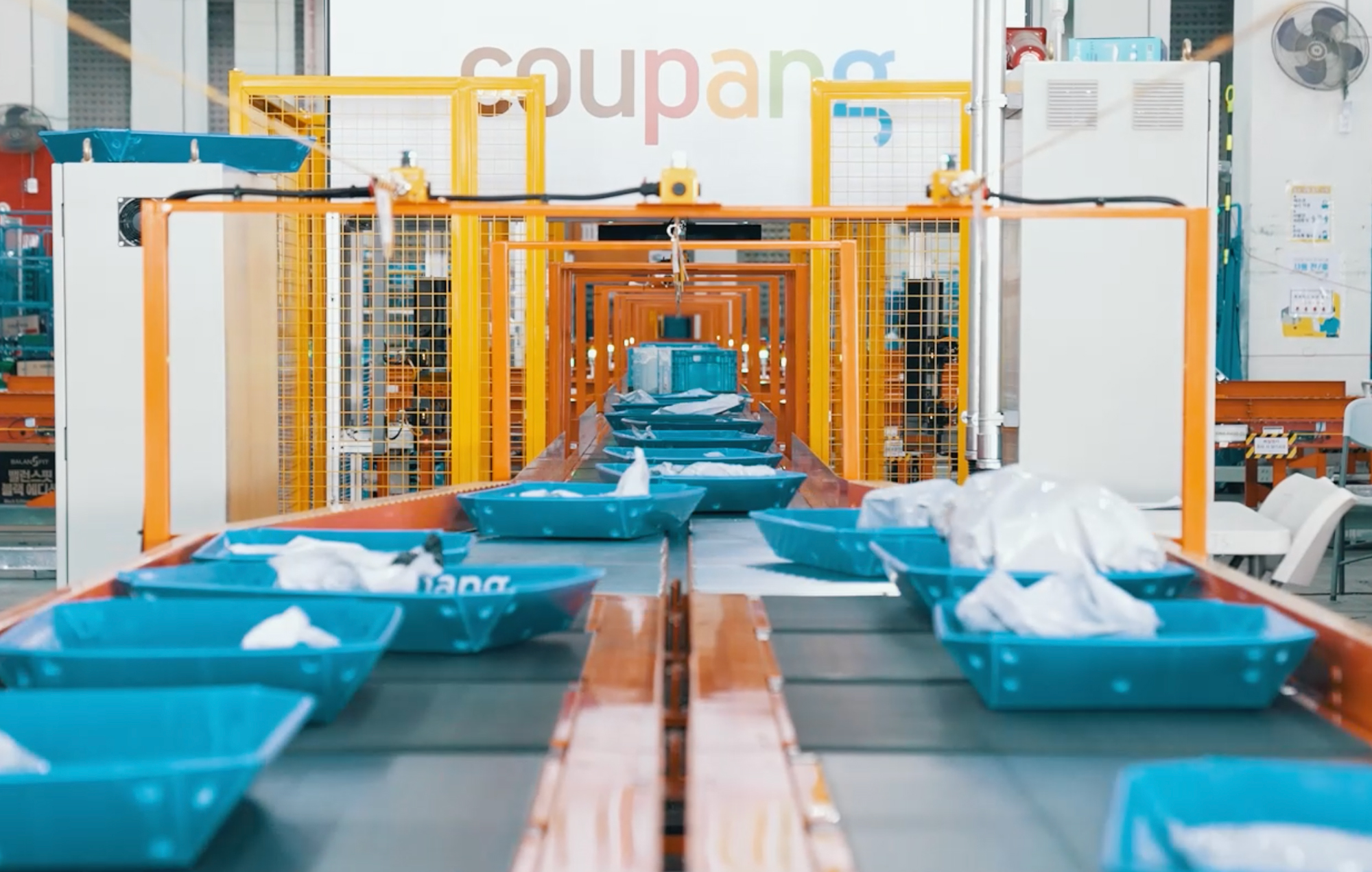 파란색 컨테이너가 있는 컨베이어 벨트