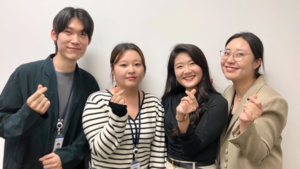 사진을 위해 포즈를 취하는 한 무리의 사람들