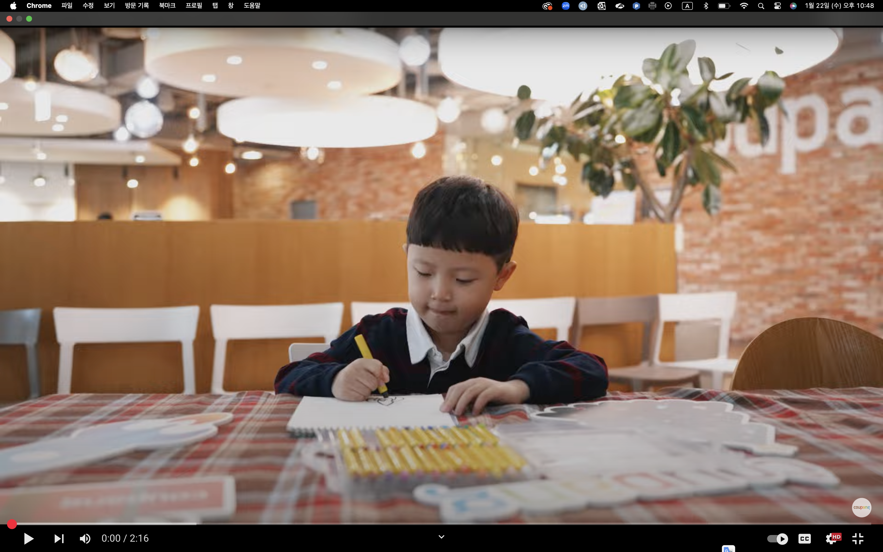 테이블에 앉아 색칠하는 아이