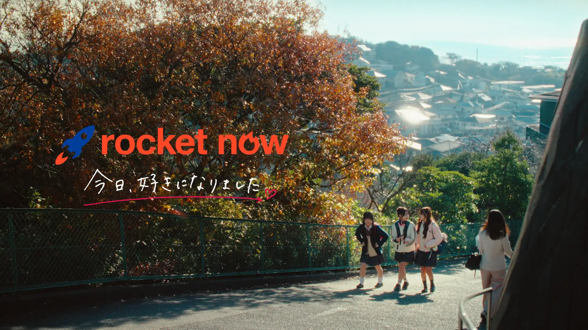 道路に立つ子供たちのグループ