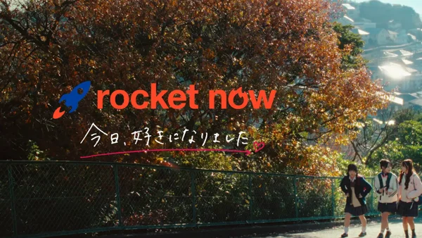 道路に立つ子供たちのグループ