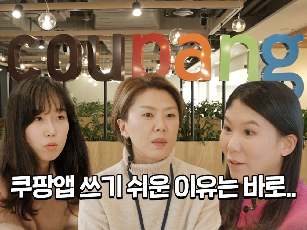 이야기를 나누는 한 무리의 여성들