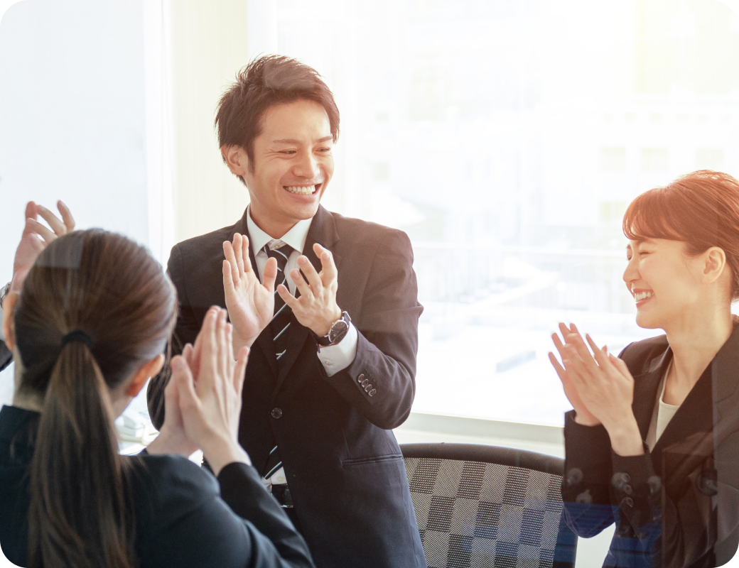 手をたたく人々のグループ