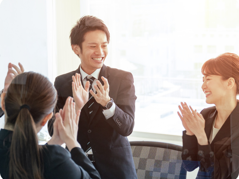 手をたたく人々のグループ