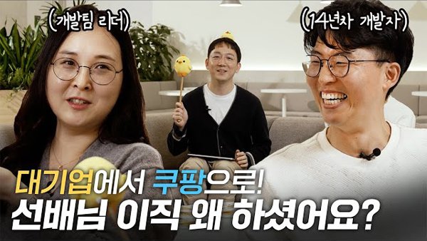 소파에 앉아있는 한 무리의 사람들