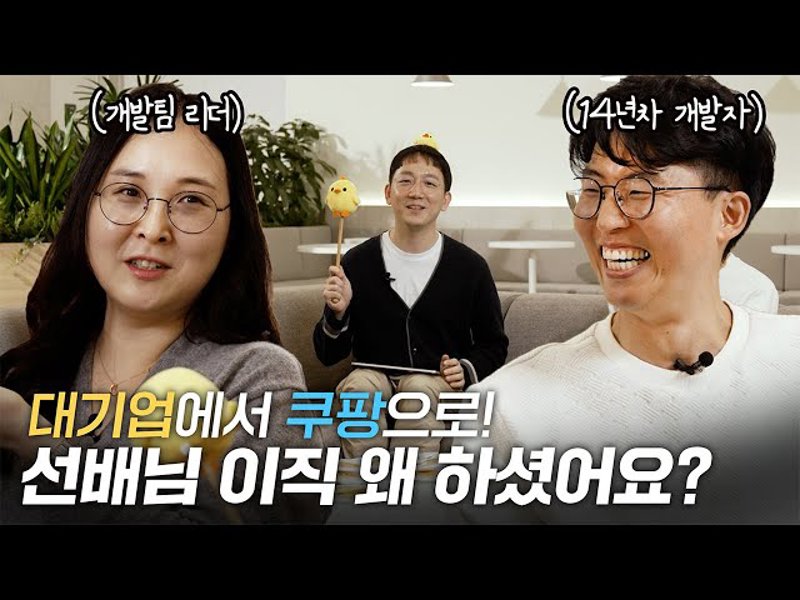 소파에 앉아있는 한 무리의 사람들