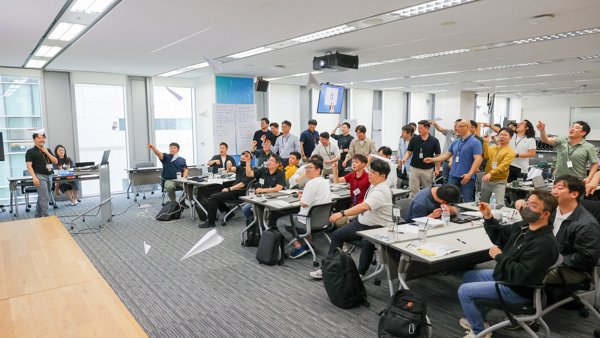 방에 있는 한 무리의 사람들