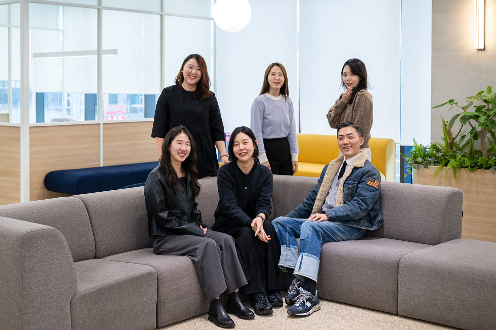 사진을 위해 포즈를 취하는 한 무리의 사람들