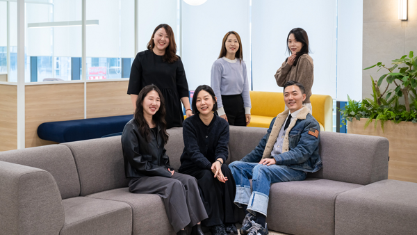 사진을 위해 포즈를 취하는 한 무리의 사람들