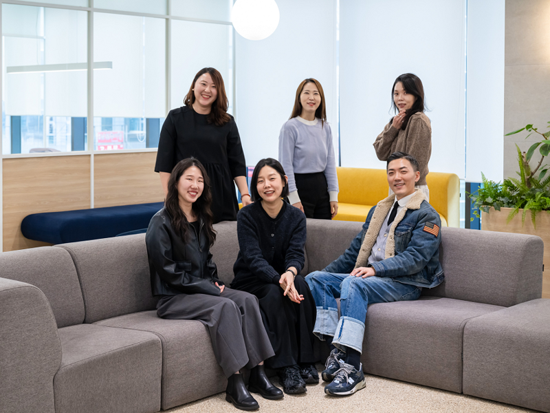 사진을 위해 포즈를 취하는 한 무리의 사람들