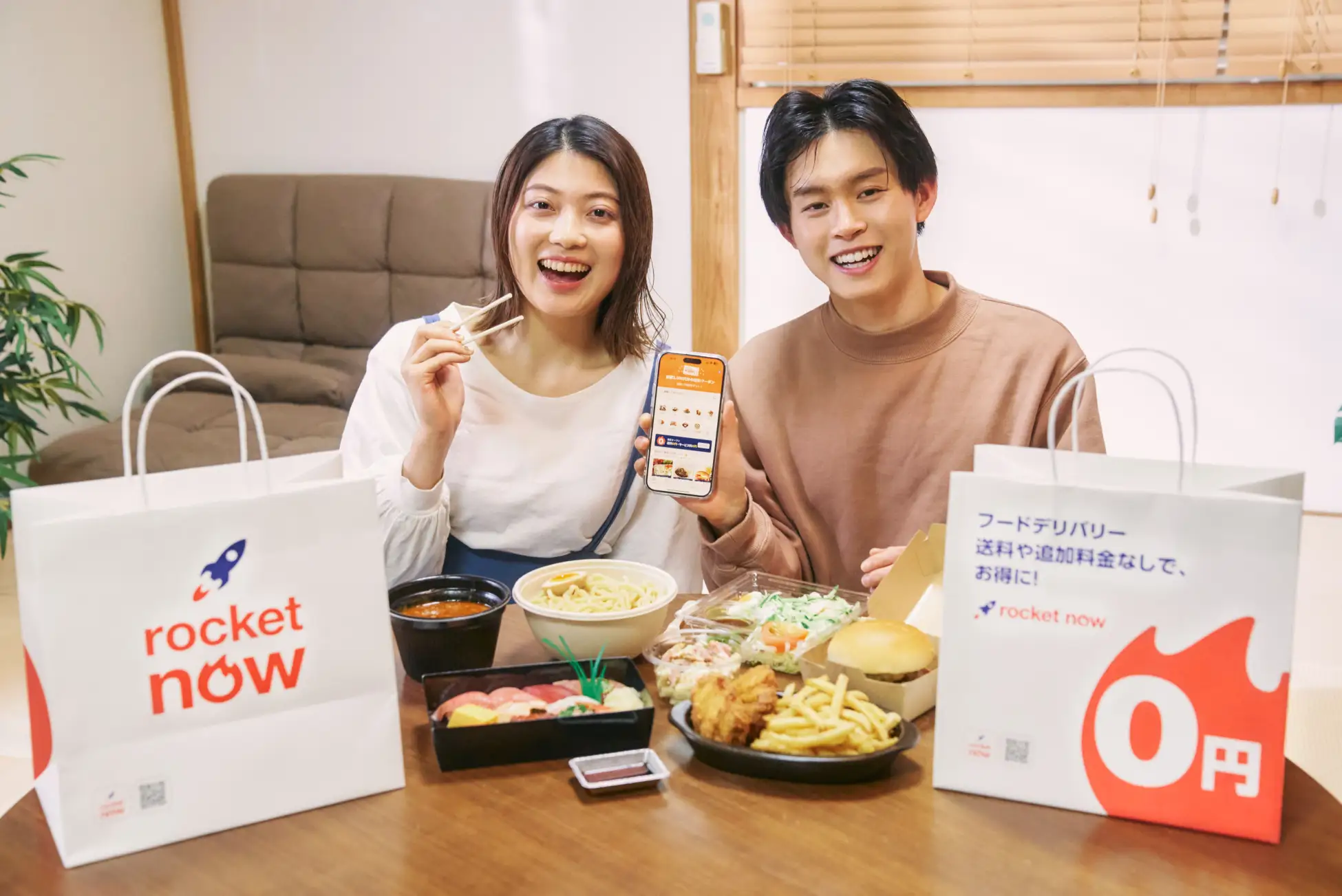 食べ物を手にして微笑む人や人