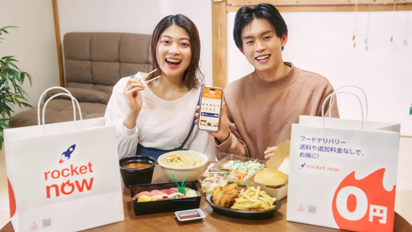食べ物を手にして微笑む人や人