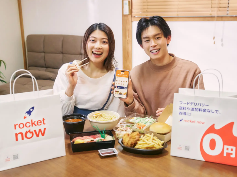 食べ物を手にして微笑む人や人