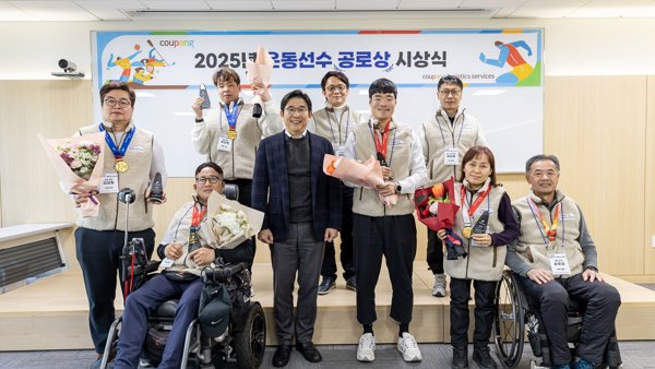 사진을 위해 포즈를 취하는 한 무리의 사람들