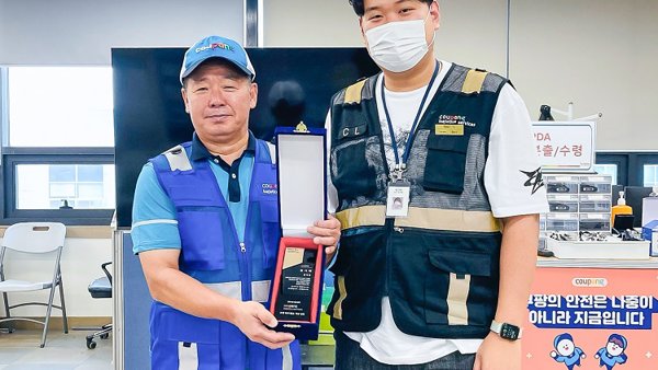 방에 서 있는 두 남자