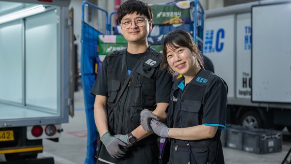 제복을 입은 사람과 사람