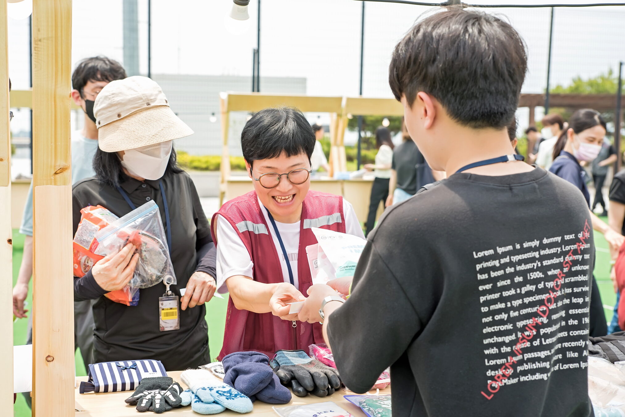 “나눔문화 널리 퍼지길” 물류센터에서 열린 자선 중고장터