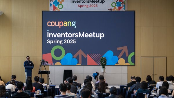 방에 앉아있는 한 무리의 사람들