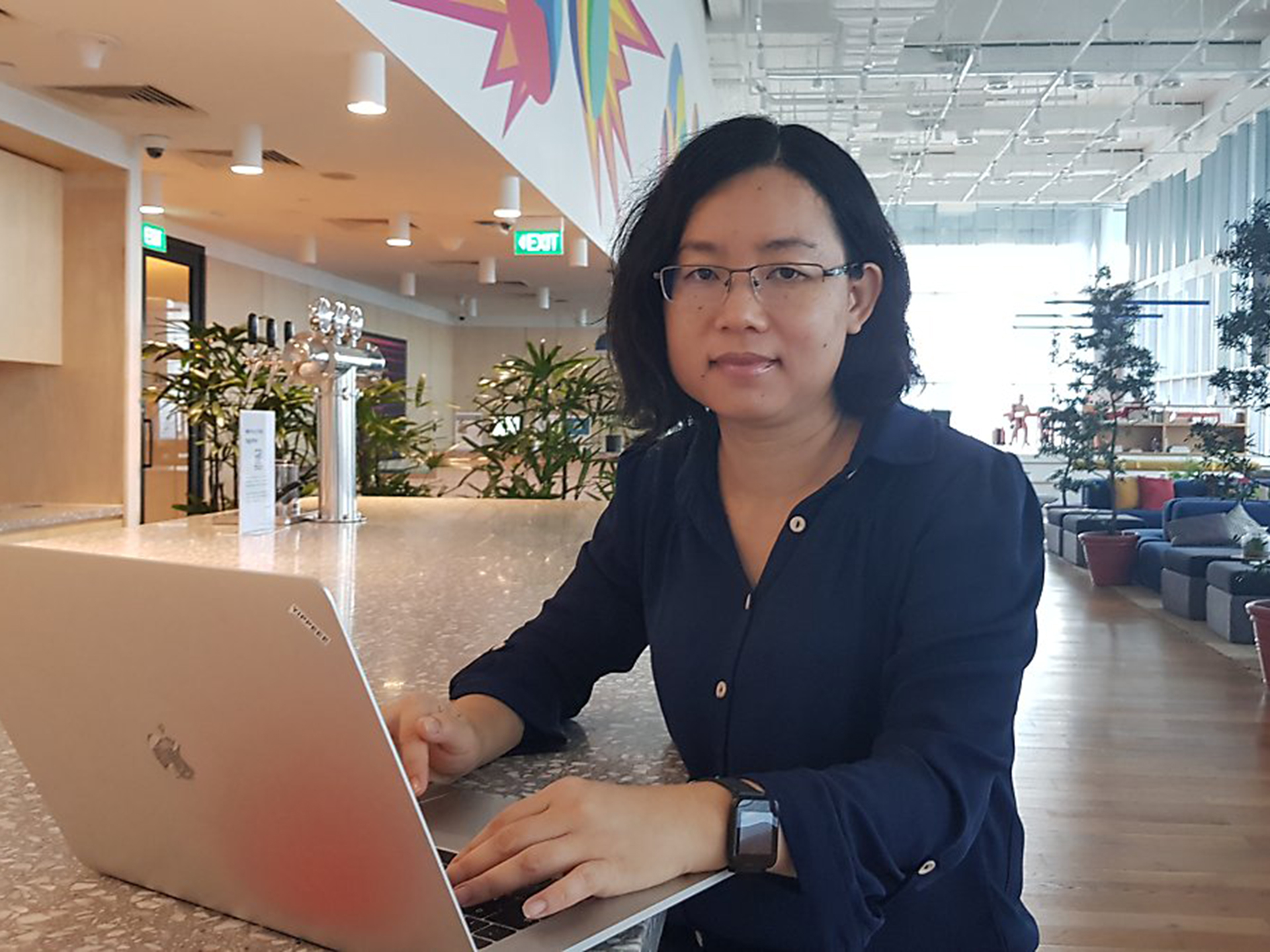 노트북이 있는 테이블에 앉아 있는 사람