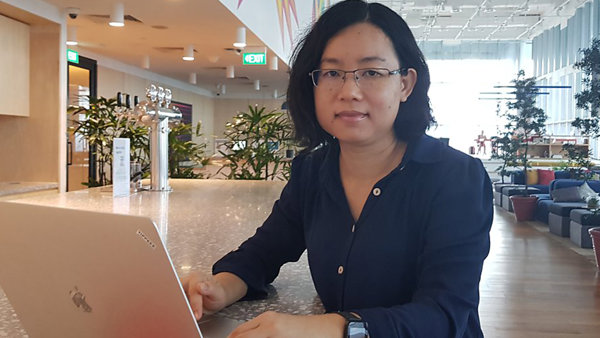 노트북이 있는 테이블에 앉아 있는 사람