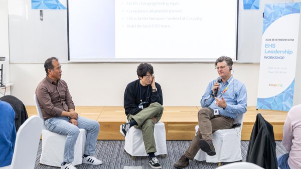 의자에 앉아있는 한 무리의 사람들