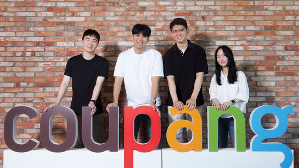 팻말을 들고 포즈를 취하고 있는 한 무리의 사람들