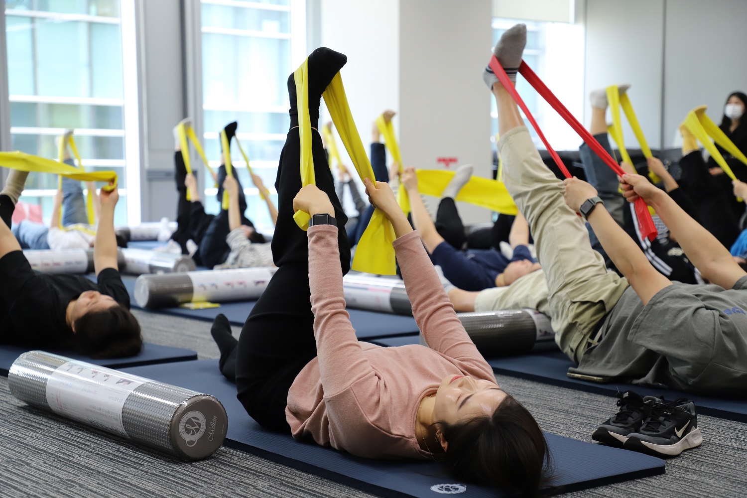 돗자리에서 운동하는 한 무리의 사람들