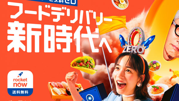 マイクに向かって歌う人