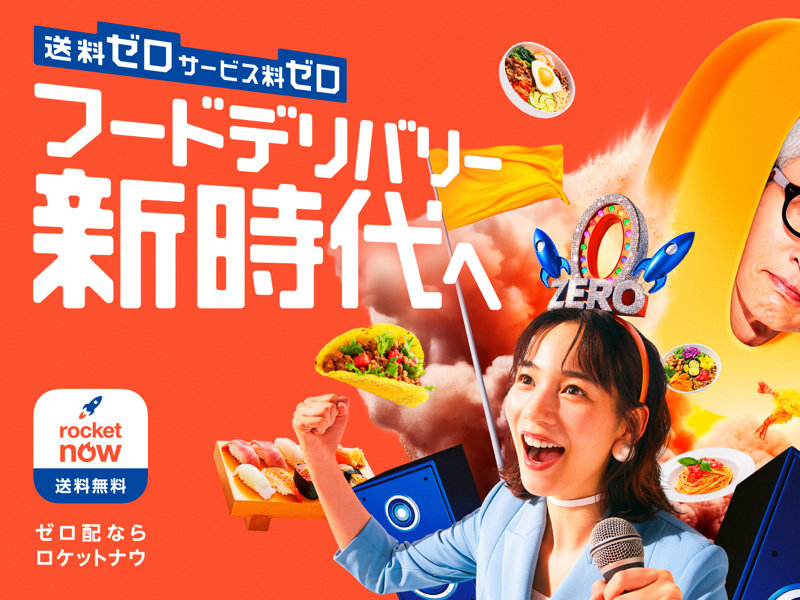 マイクに向かって歌う人