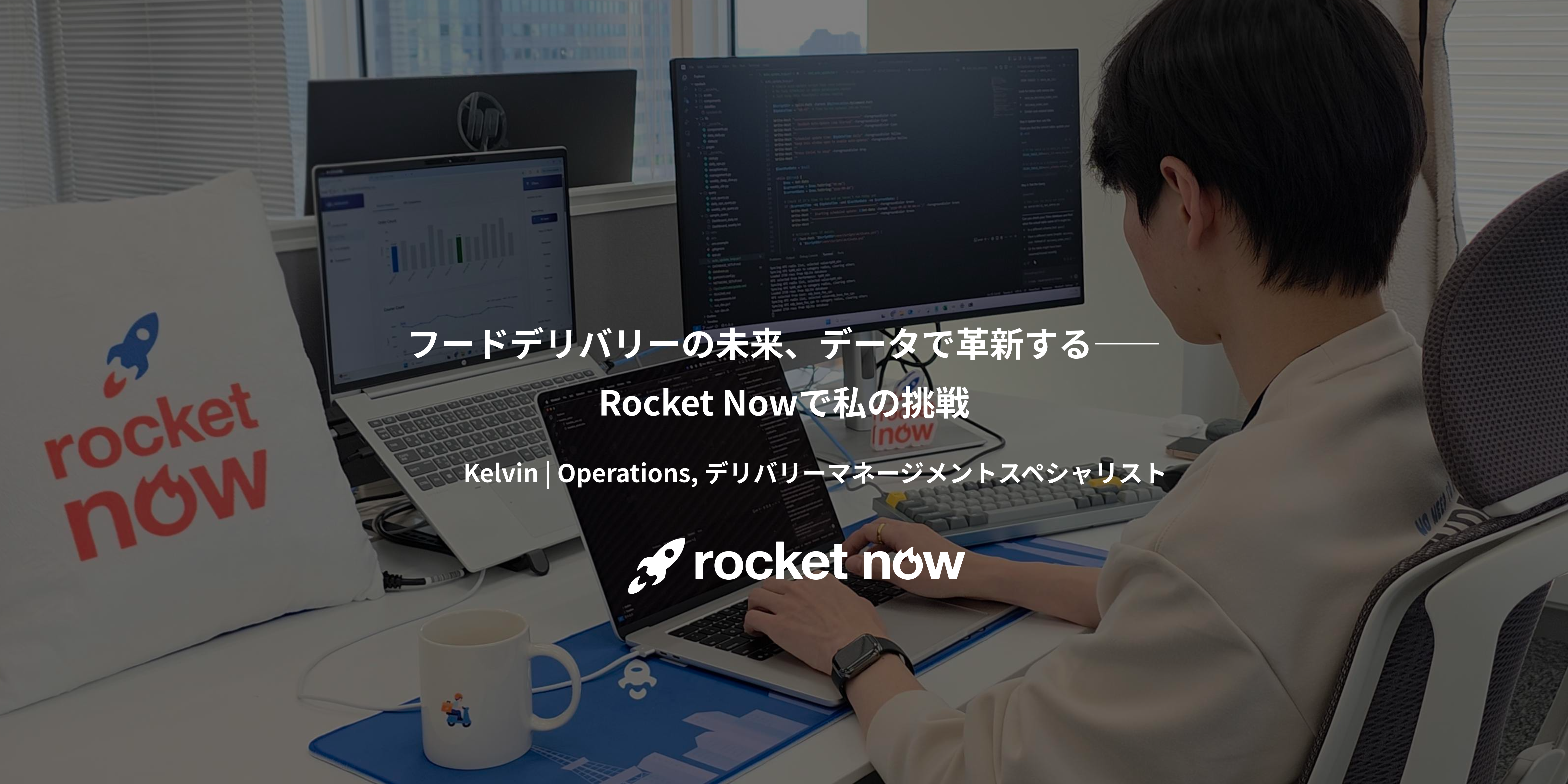 机に座ってノートパソコンを操作している人
