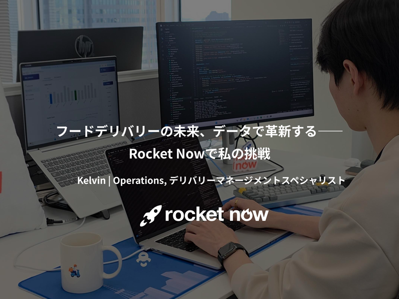 机に座ってノートパソコンを操作している人