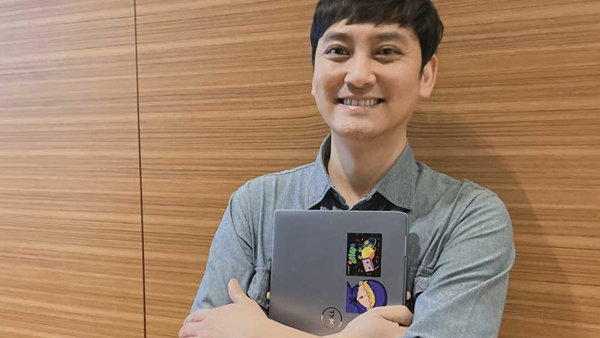 노트북을 들고 있는 사람