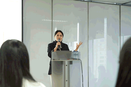 의류, 인간의 얼굴, 사람, 대중 연설이(가) 표시된 사진

자동 생성된 설명
