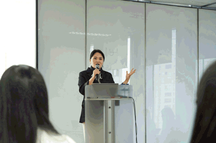 의류, 인간의 얼굴, 사람, 대중 연설이(가) 표시된 사진

자동 생성된 설명