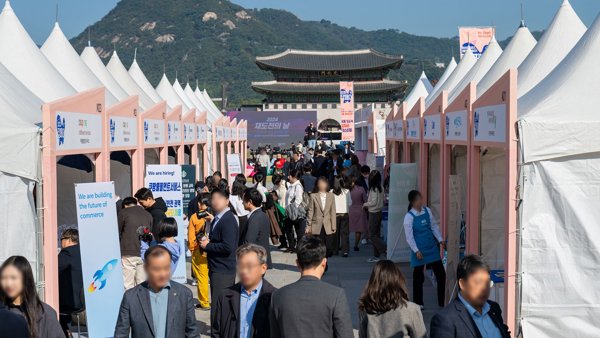 한 무리의 사람들이 줄을 서서 걷고 있다