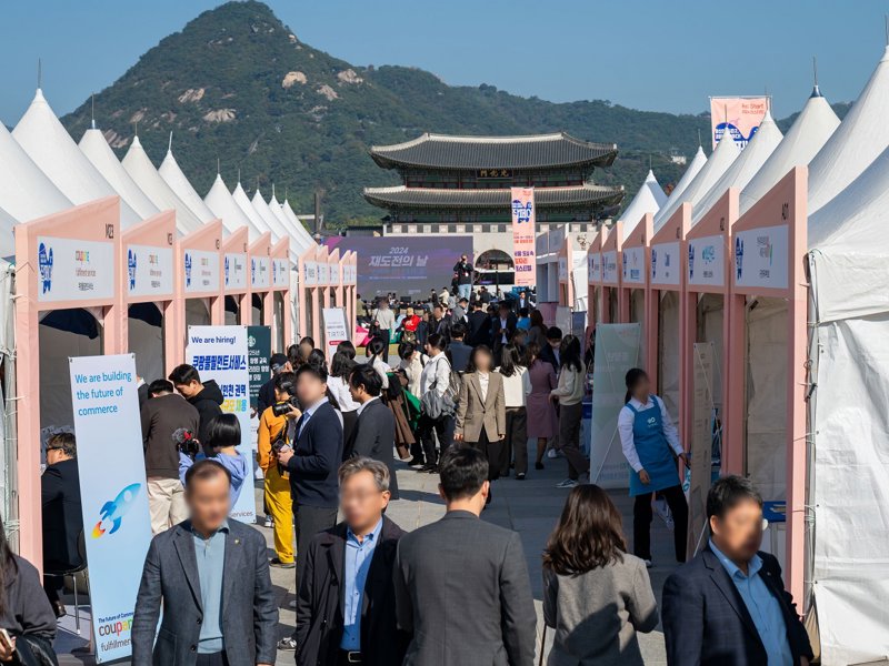 한 무리의 사람들이 줄을 서서 걷고 있다