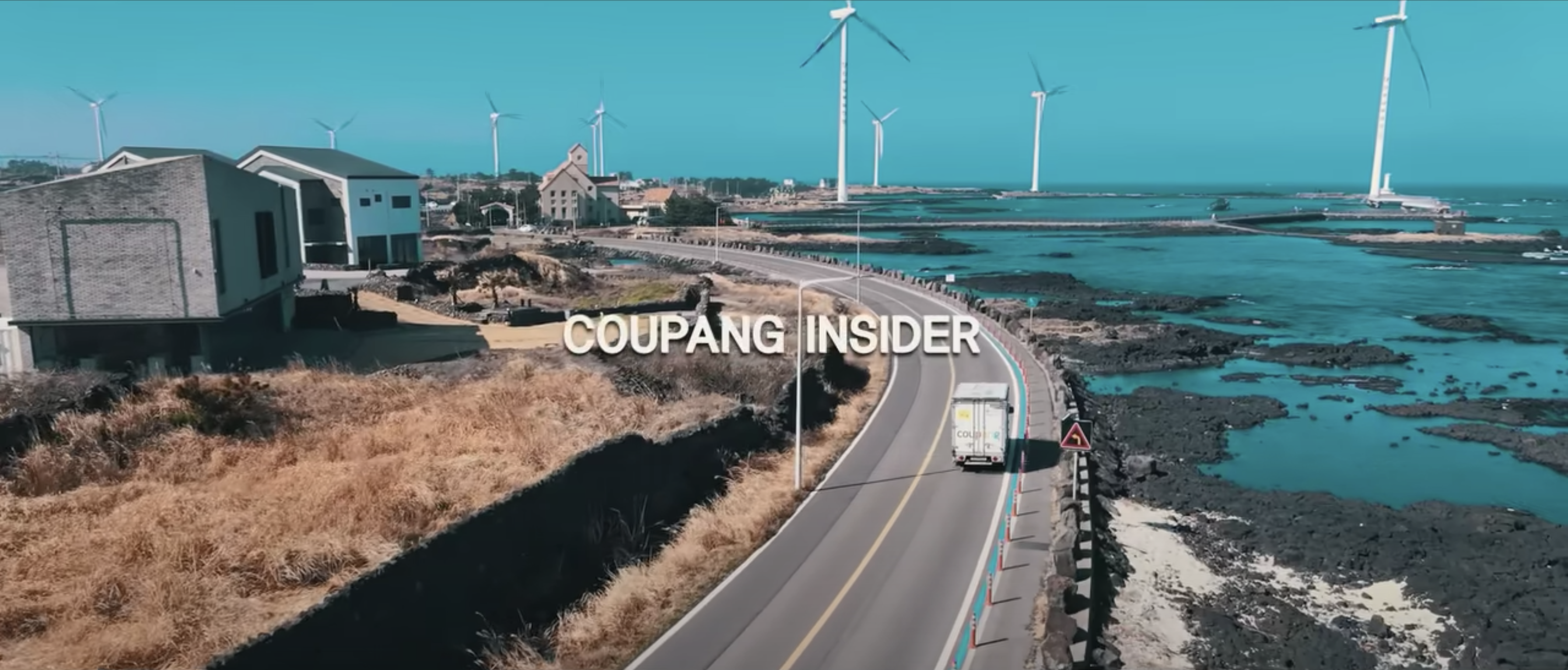 배경에 큰 풍차가 있는 도로