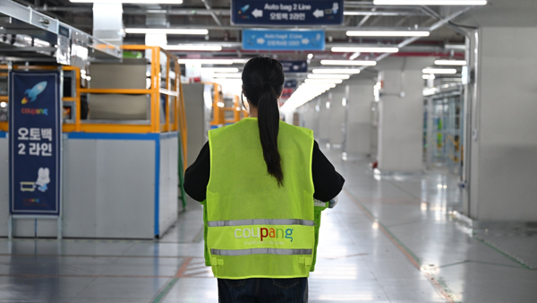 노란 조끼를 입은 사람